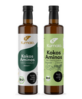 Zwei Flaschen Kumaio Kokos Aminos Gewürzsauce: links die klassische Variante, rechts Ingwer-Zitrone, beide Bio-zertifiziert.