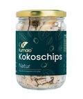 Glas mit Kumaio Kokoschips Naturgeschmack, mit dunkelgrünem Etikett.