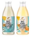 Zwei Flaschen Kumaio Bio King Coconut Water: links stilles Kokosnusswasser, rechts mit Passionsfruchtgeschmack, beide Bio-zertifiziert.